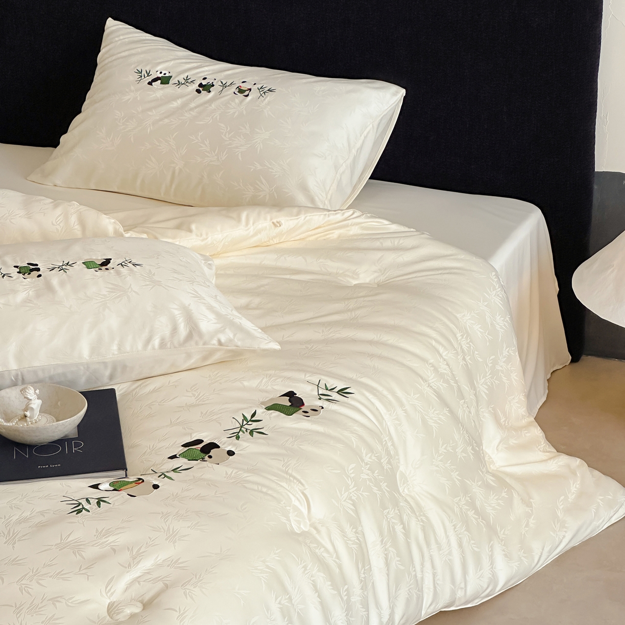 91家纺网 家纺一手货源 找家纺 一加一 2025新款竹叶提花刺绣抗菌被芯被子冬被-熊猫戏竹 熊猫戏竹-米白