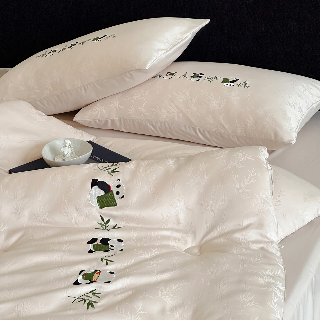 91家纺网 家纺一手货源 找家纺 一加一 2025新款竹叶提花刺绣抗菌被芯被子冬被-熊猫戏竹 熊猫戏竹-浅粉