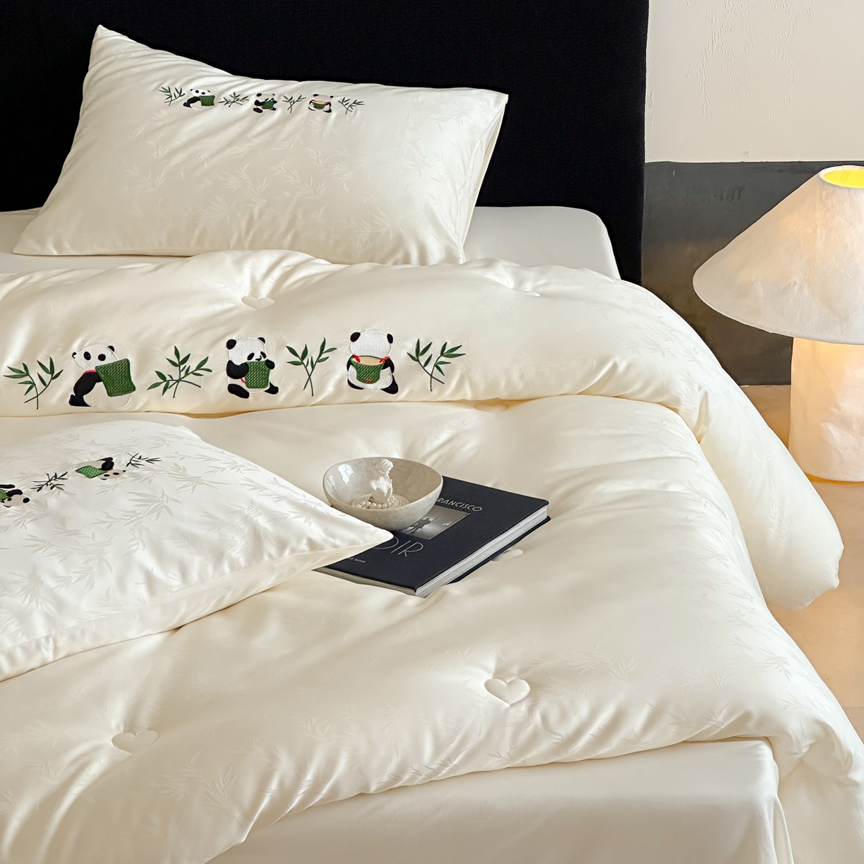 91家纺网 家纺一手货源 找家纺 一加一 2025新款竹叶提花刺绣抗菌被芯被子冬被-熊猫戏竹 熊猫戏竹-米白