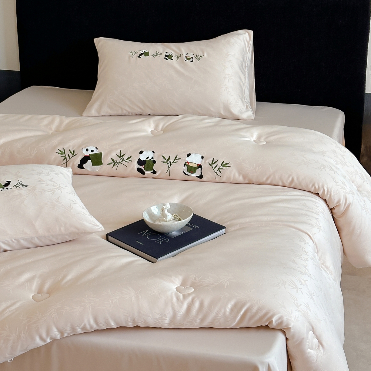 91家纺网 家纺一手货源 找家纺 一加一 2025新款竹叶提花刺绣抗菌被芯被子冬被-熊猫戏竹 熊猫戏竹-浅粉