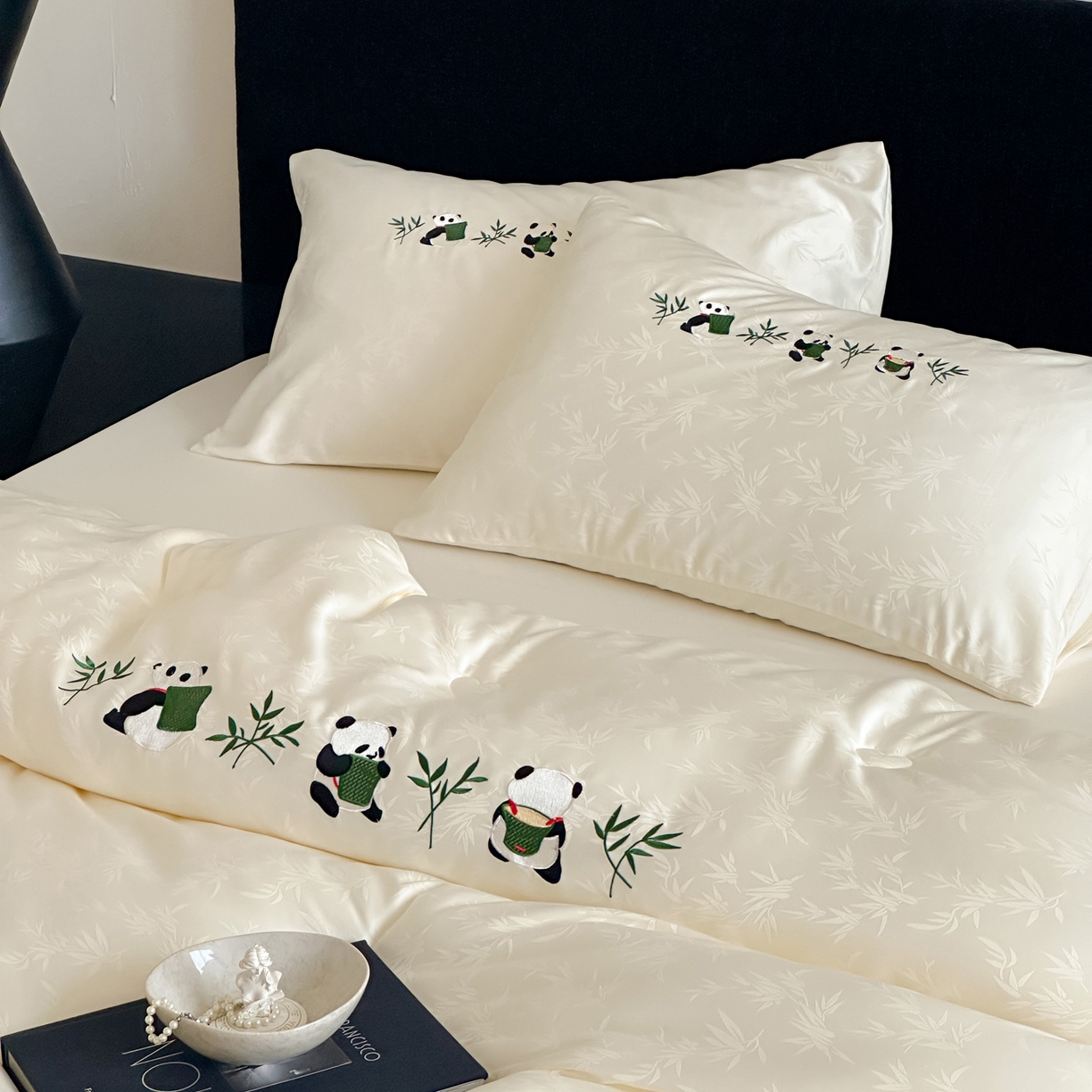 91家纺网 家纺一手货源 找家纺 一加一 2025新款竹叶提花刺绣抗菌被芯被子冬被-熊猫戏竹 熊猫戏竹-米白