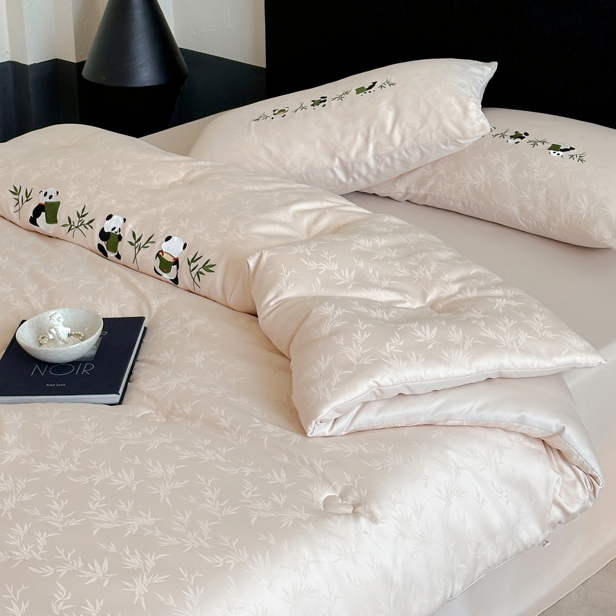 91家纺网 家纺一手货源 找家纺 一加一 2025新款竹叶提花刺绣抗菌被芯被子冬被-熊猫戏竹 熊猫戏竹-浅粉