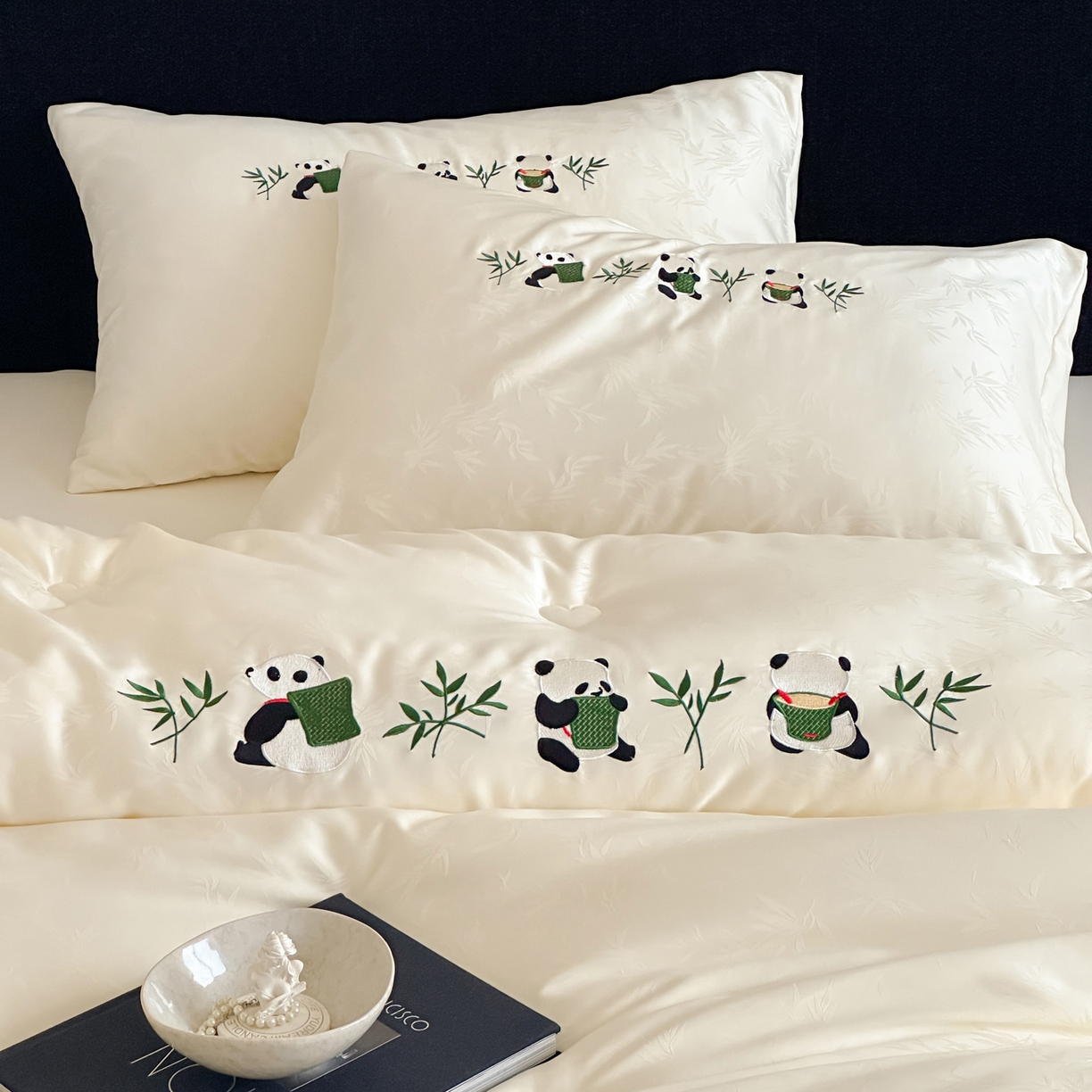 91家纺网 家纺一手货源 找家纺 一加一 2025新款竹叶提花刺绣抗菌被芯被子冬被-熊猫戏竹 熊猫戏竹-米白