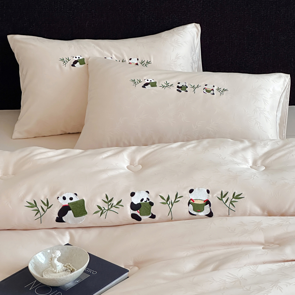 91家纺网 家纺一手货源 找家纺 一加一 2025新款竹叶提花刺绣抗菌被芯被子冬被-熊猫戏竹 熊猫戏竹-浅粉