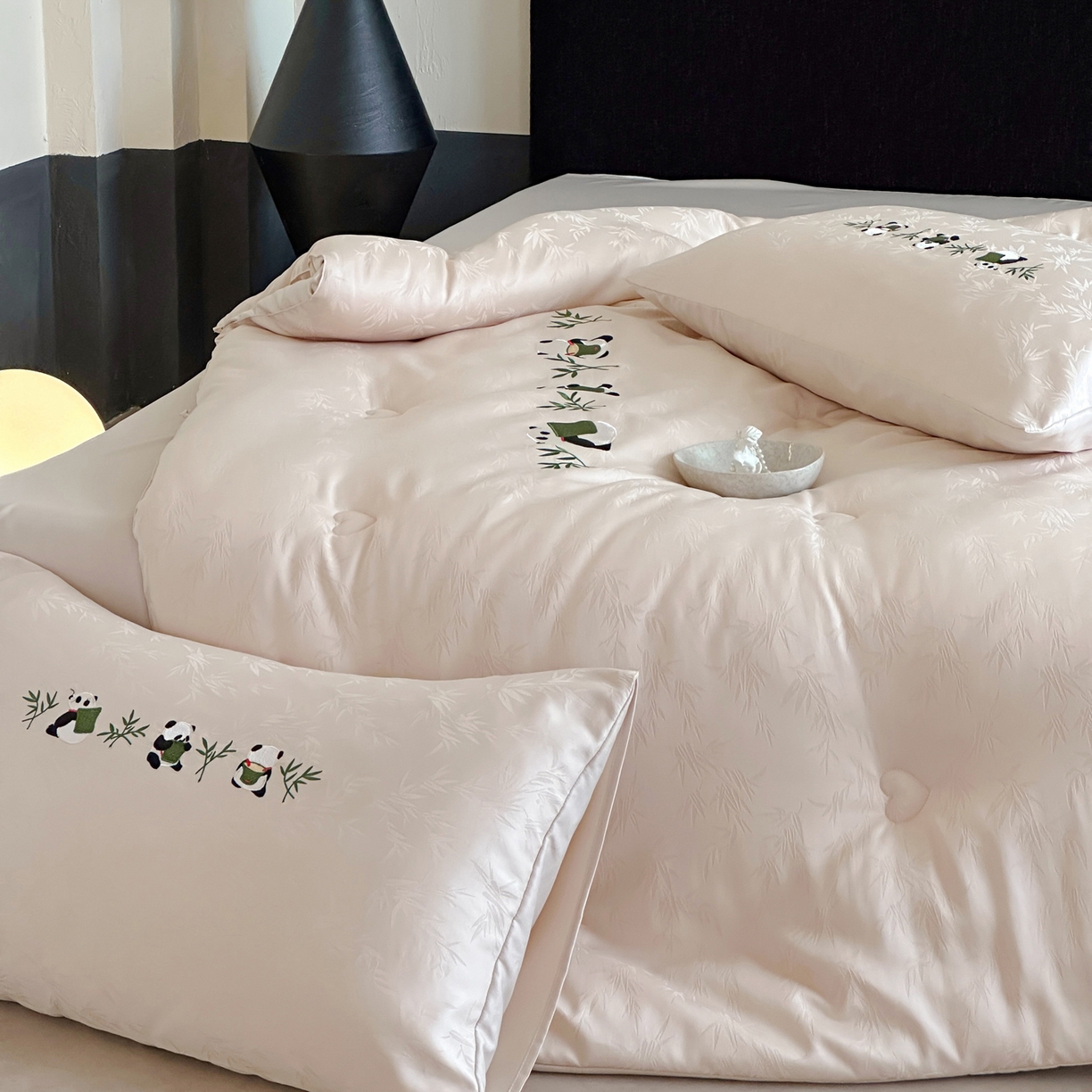 91家纺网 家纺一手货源 找家纺 一加一 2025新款竹叶提花刺绣抗菌被芯被子冬被-熊猫戏竹 熊猫戏竹-浅粉