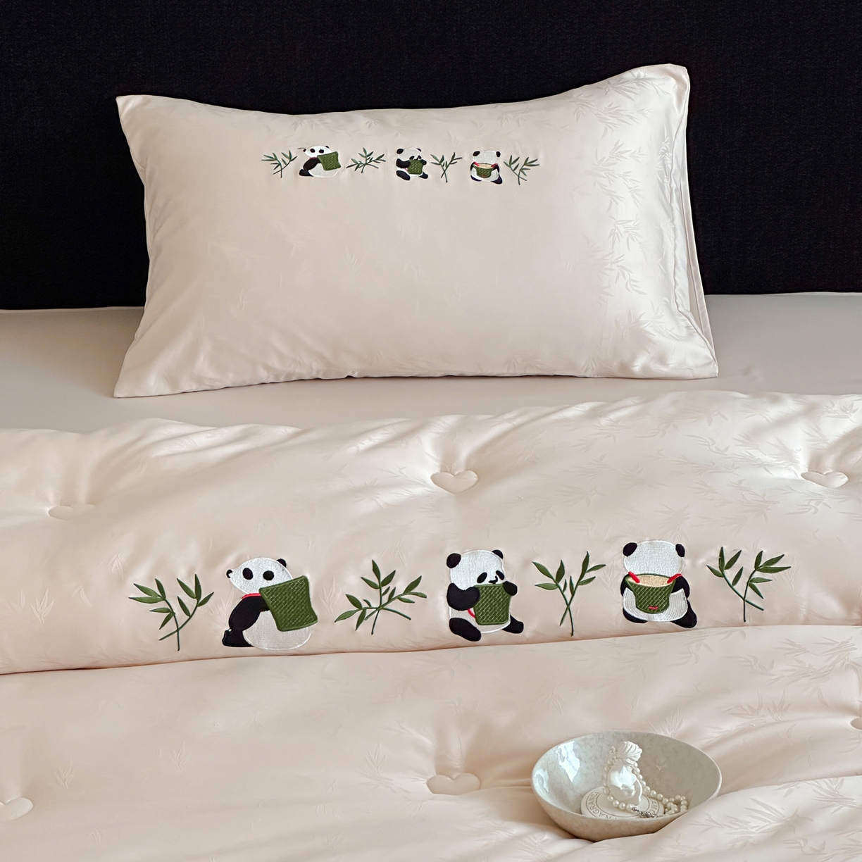 91家纺网 家纺一手货源 找家纺 一加一 2025新款竹叶提花刺绣抗菌被芯被子冬被-熊猫戏竹 熊猫戏竹-浅粉