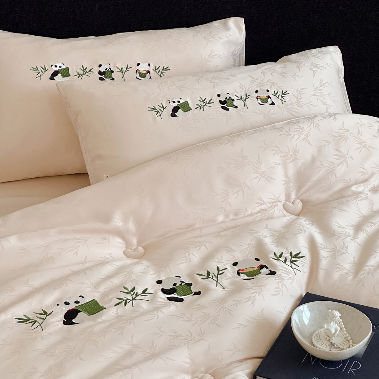 91家纺网 家纺一手货源 找家纺 一加一 2025新款竹叶提花刺绣抗菌被芯被子冬被-熊猫戏竹 熊猫戏竹-浅粉