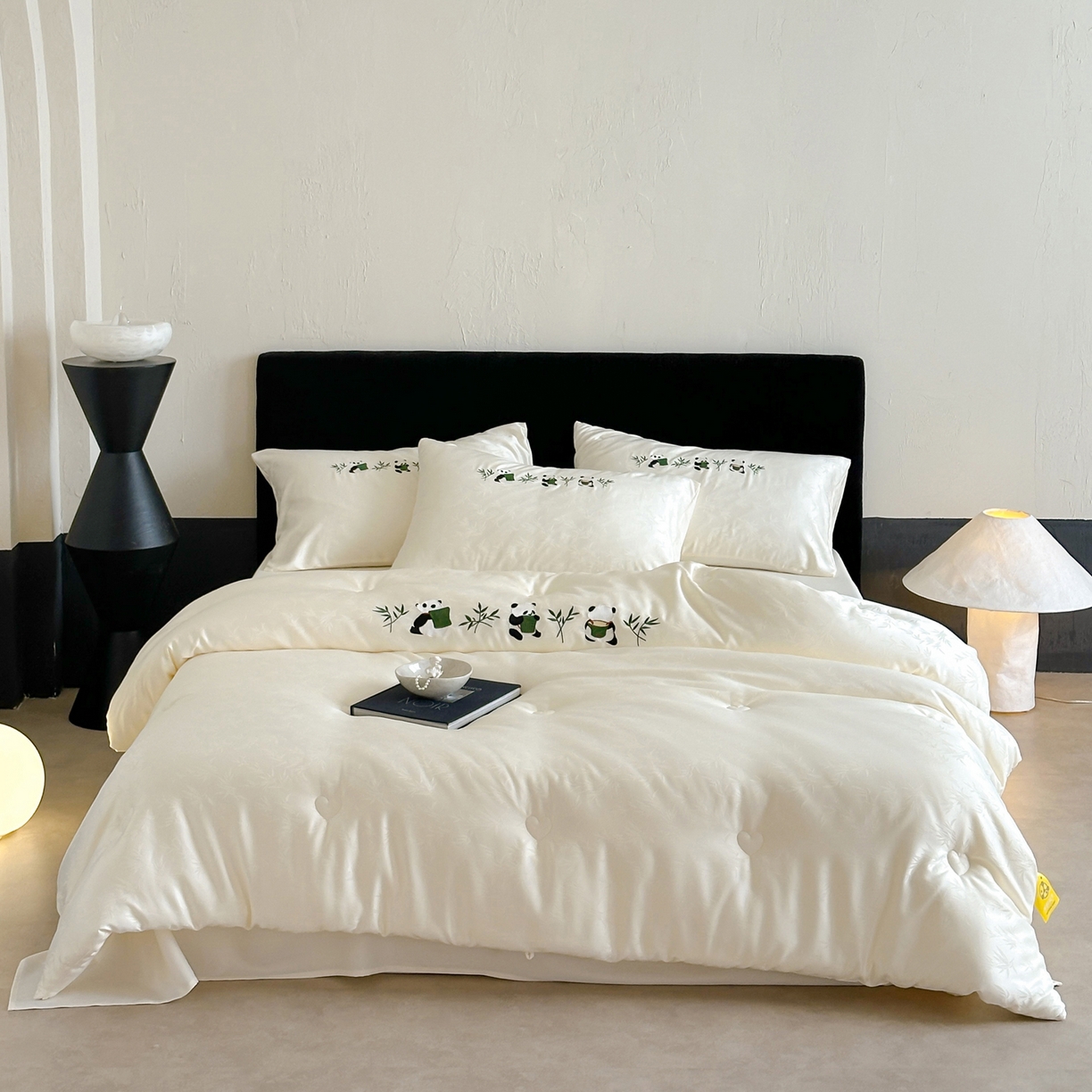 91家纺网 家纺一手货源 找家纺 一加一 2025新款竹叶提花刺绣抗菌被芯被子冬被-熊猫戏竹 熊猫戏竹-米白