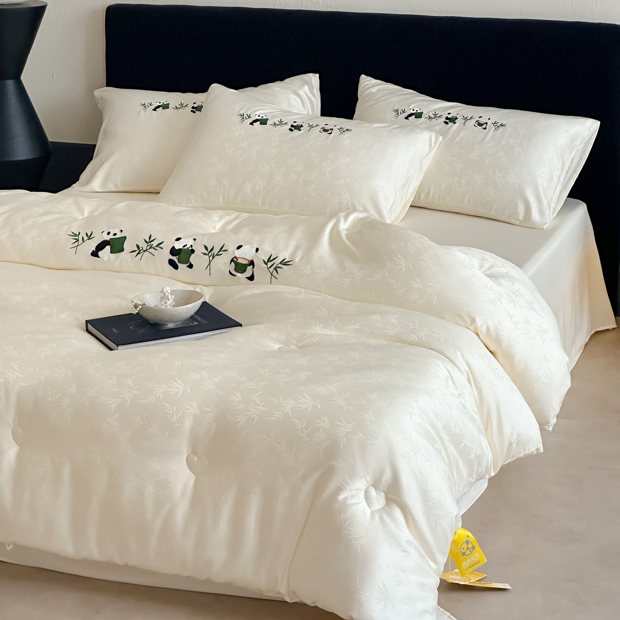 91家纺网 家纺一手货源 找家纺 一加一 2025新款竹叶提花刺绣抗菌被芯被子冬被-熊猫戏竹 熊猫戏竹-米白