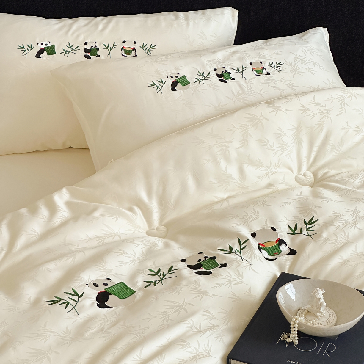91家纺网 家纺一手货源 找家纺 一加一 2025新款竹叶提花刺绣抗菌被芯被子冬被-熊猫戏竹 熊猫戏竹-米白