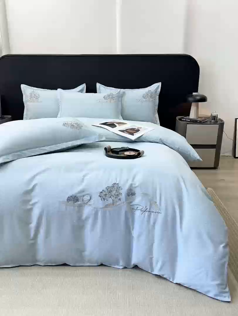 91家纺网 家纺一手货源 找家纺 昊翔家纺 2025新款全棉肌理纹磨毛绣花四件套套件 森沐-湖蓝