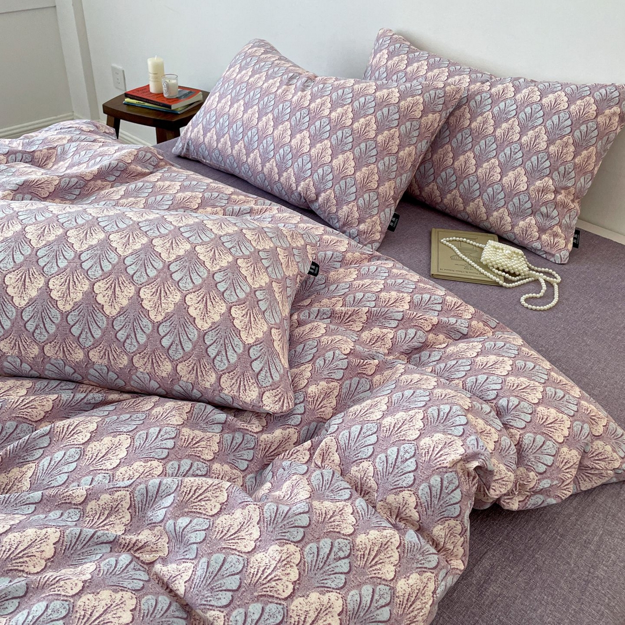 91家纺网 家纺一手货源 找家纺 典曼家纺 2025秋冬新款A类高克重亚麻复古诧季风原麻系列四件套 落叶知秋-紫