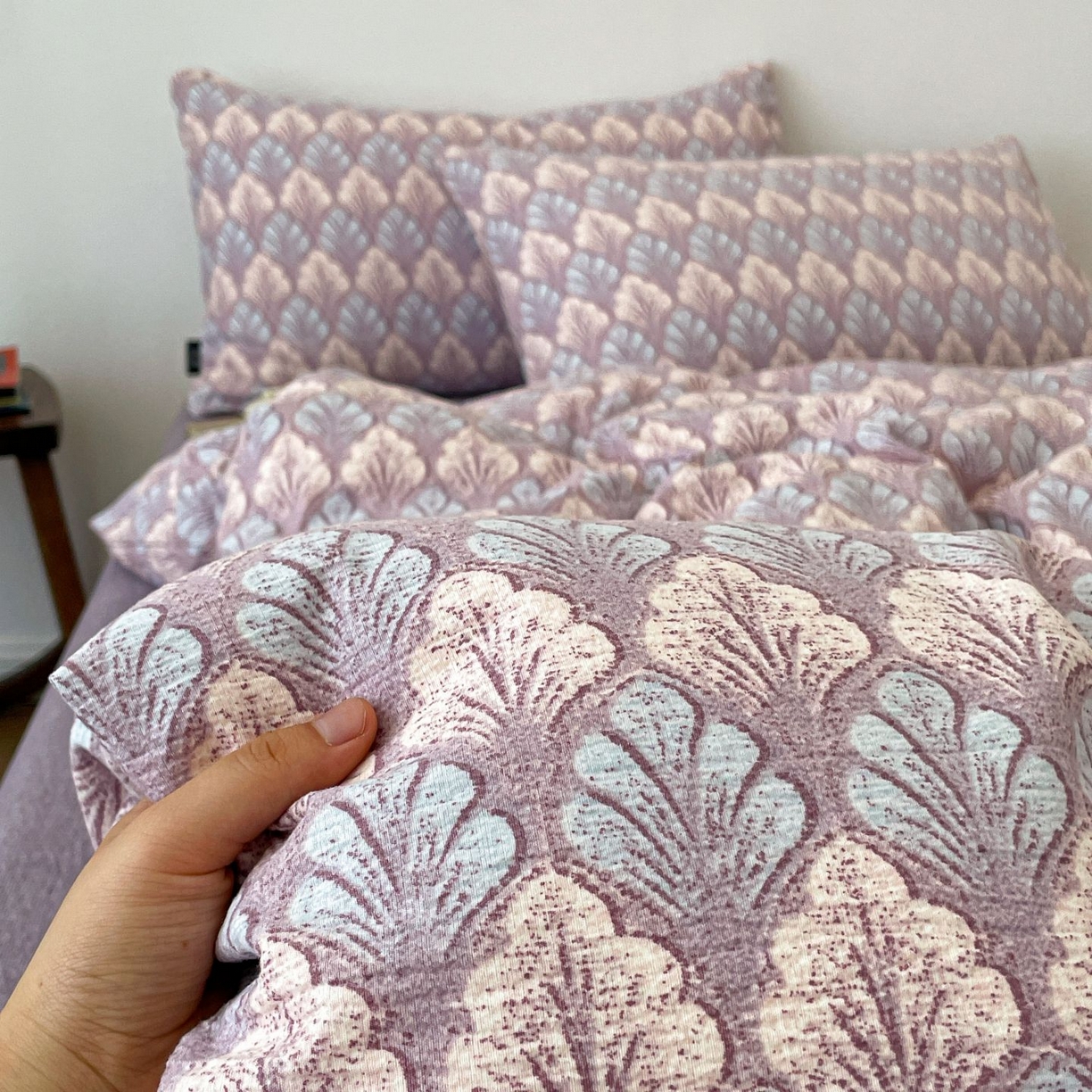 91家纺网 家纺一手货源 找家纺 典曼家纺 2025秋冬新款A类高克重亚麻复古诧季风原麻系列四件套 落叶知秋-紫