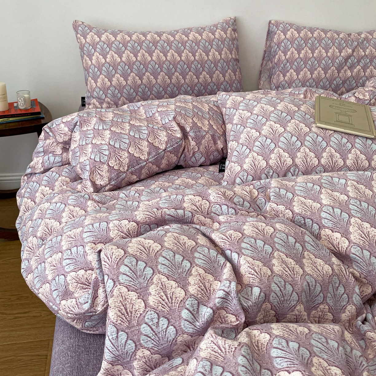 91家纺网 家纺一手货源 找家纺 典曼家纺 2025秋冬新款A类高克重亚麻复古诧季风原麻系列四件套 落叶知秋-紫