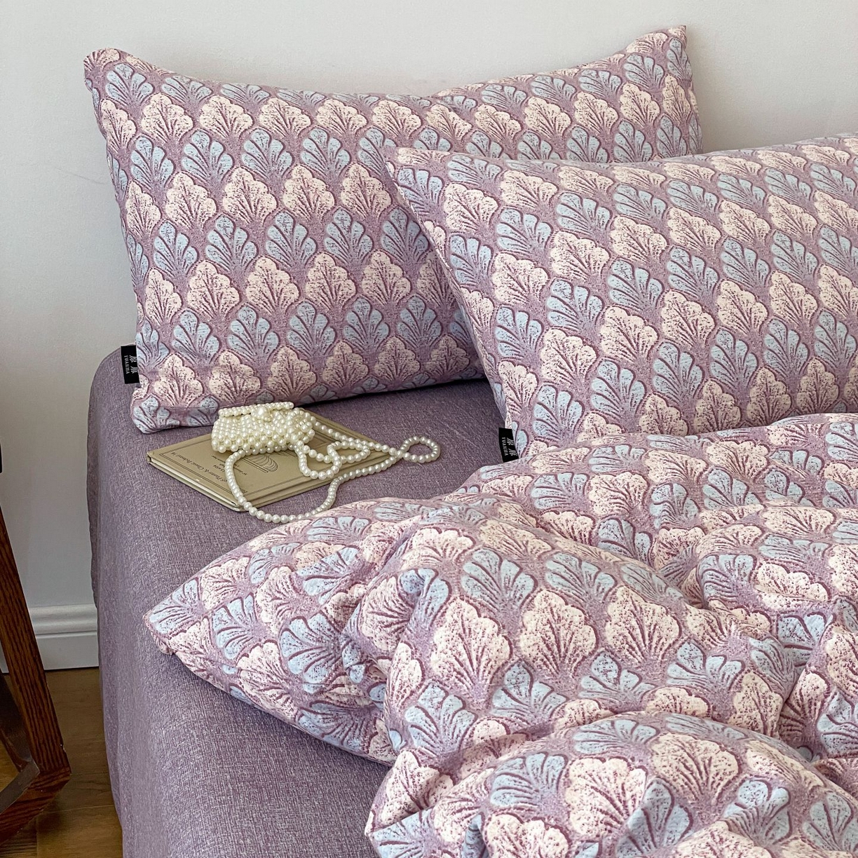 91家纺网 家纺一手货源 找家纺 典曼家纺 2025秋冬新款A类高克重亚麻复古诧季风原麻系列四件套 落叶知秋-紫