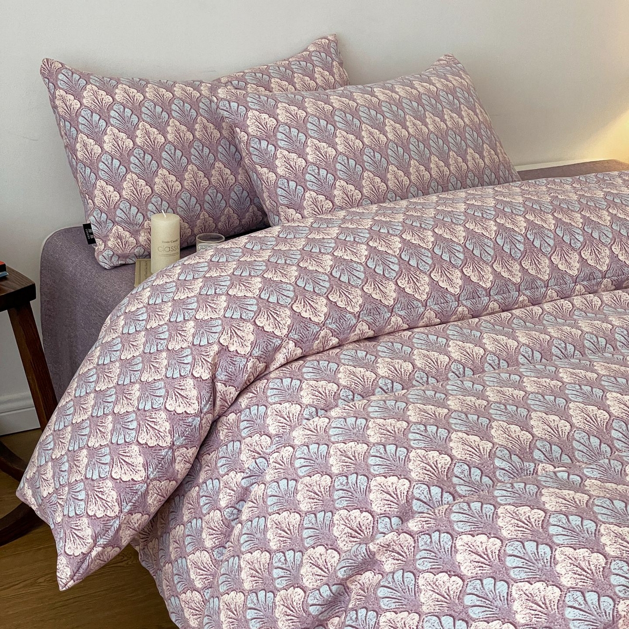 91家纺网 家纺一手货源 找家纺 典曼家纺 2025秋冬新款A类高克重亚麻复古诧季风原麻系列四件套 落叶知秋-紫