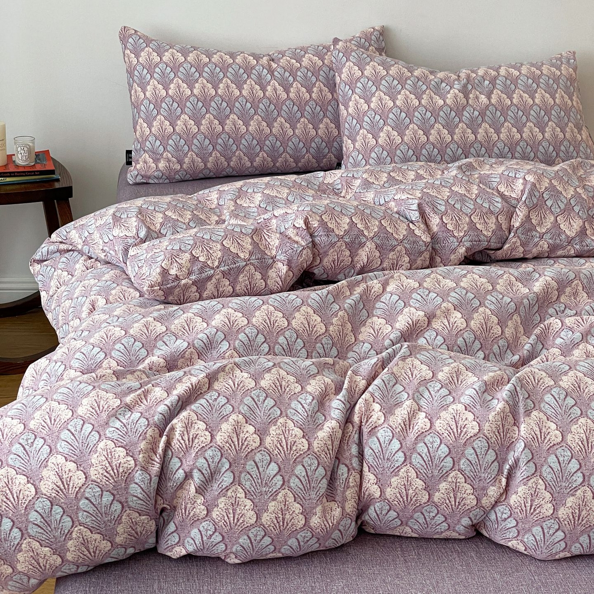 91家纺网 家纺一手货源 找家纺 典曼家纺 2025秋冬新款A类高克重亚麻复古诧季风原麻系列四件套 落叶知秋-紫