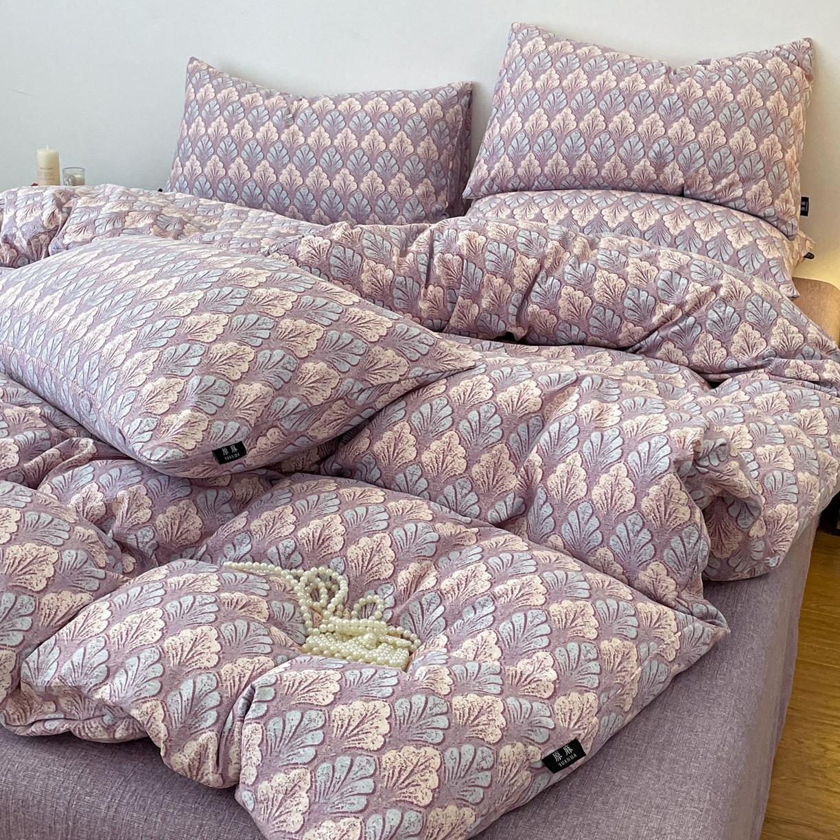 91家纺网 家纺一手货源 找家纺 典曼家纺 2025秋冬新款A类高克重亚麻复古诧季风原麻系列四件套 落叶知秋-紫