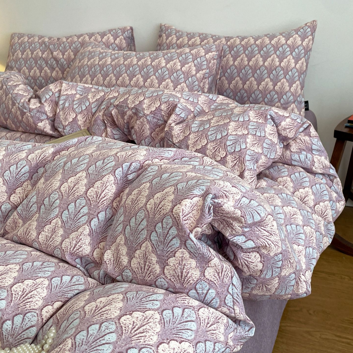 91家纺网 家纺一手货源 找家纺 典曼家纺 2025秋冬新款A类高克重亚麻复古诧季风原麻系列四件套 落叶知秋-紫