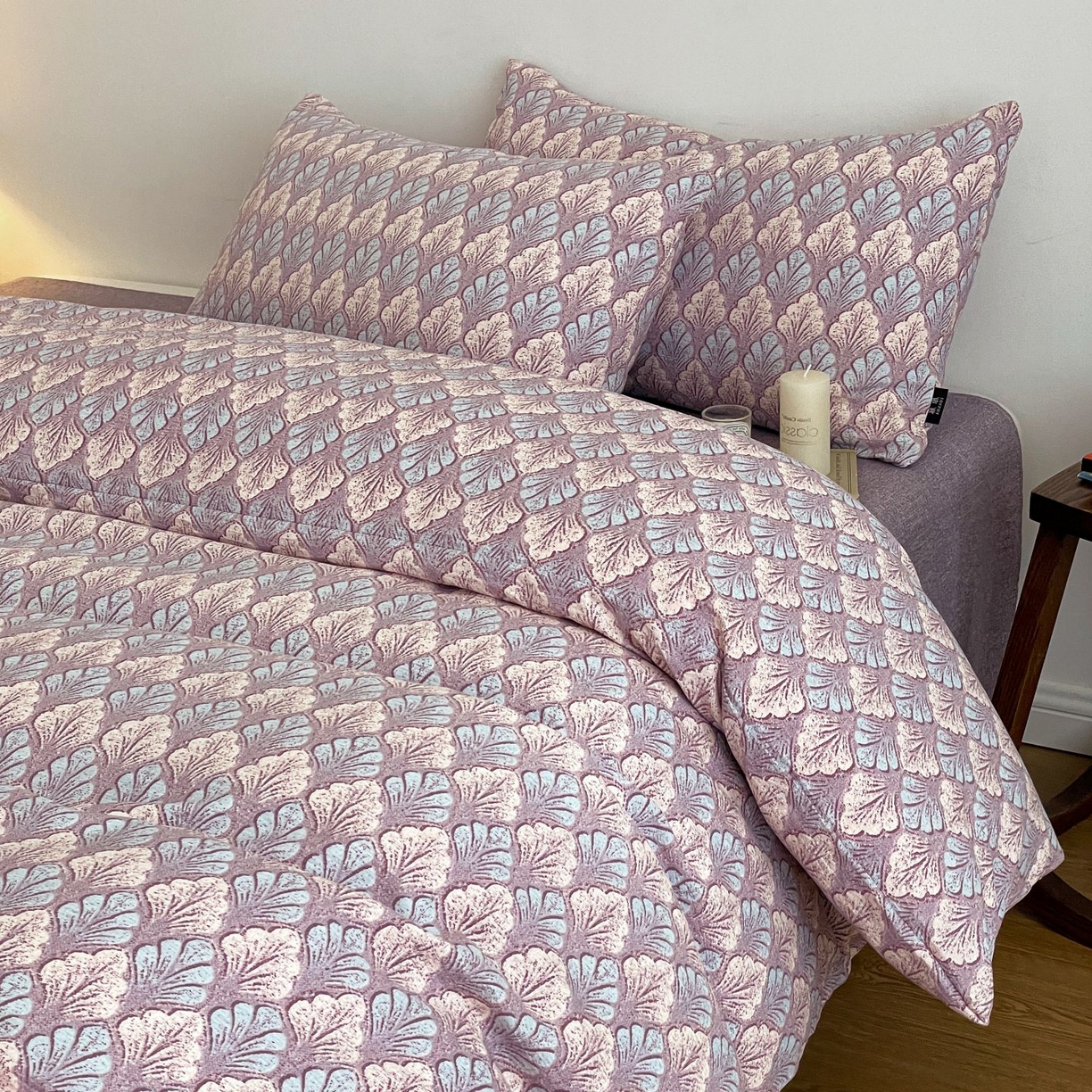 91家纺网 家纺一手货源 找家纺 典曼家纺 2025秋冬新款A类高克重亚麻复古诧季风原麻系列四件套 落叶知秋-紫