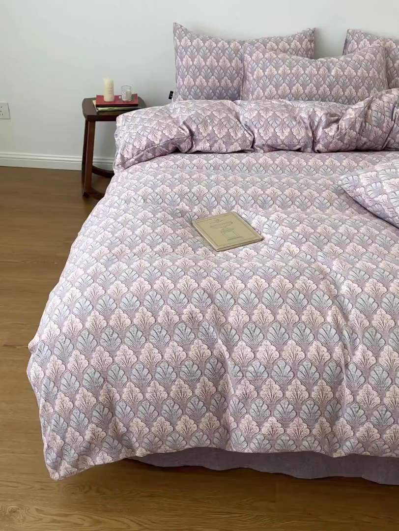 91家纺网 家纺一手货源 找家纺 典曼家纺 2025秋冬新款A类高克重亚麻复古诧季风原麻系列四件套 落叶知秋-紫