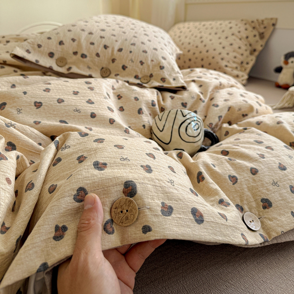 91家纺网 家纺一手货源 找家纺 水墨江南 2025新款原麻复古印花纽扣款四件套 可颂