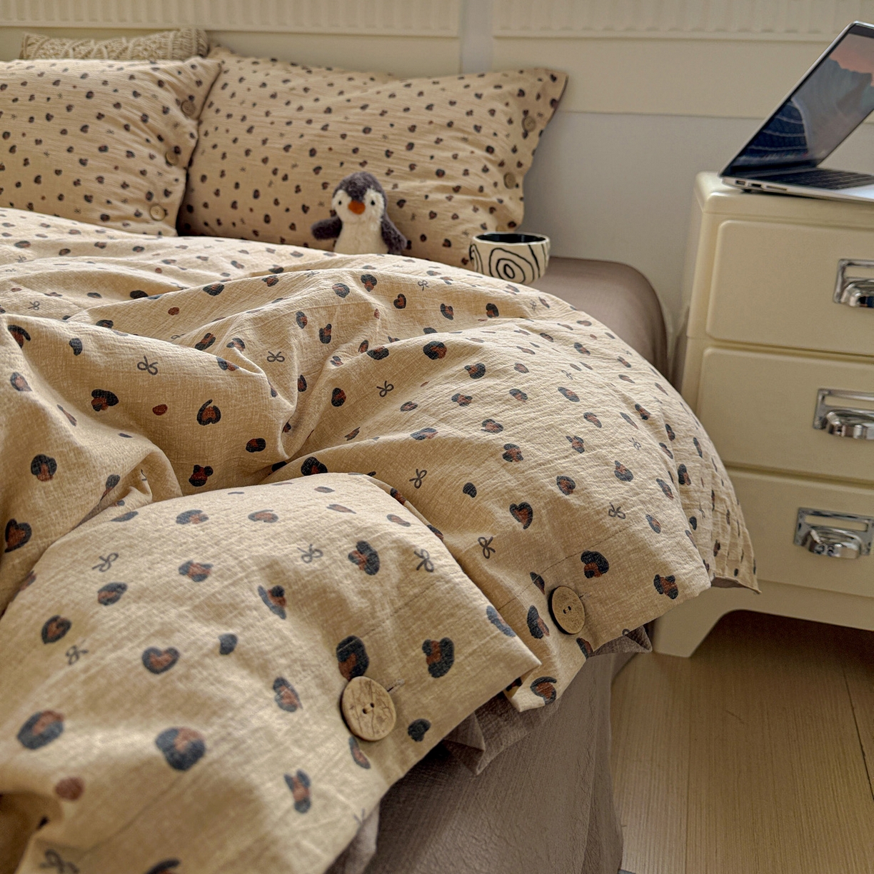 91家纺网 家纺一手货源 找家纺 水墨江南 2025新款原麻复古印花纽扣款四件套 可颂