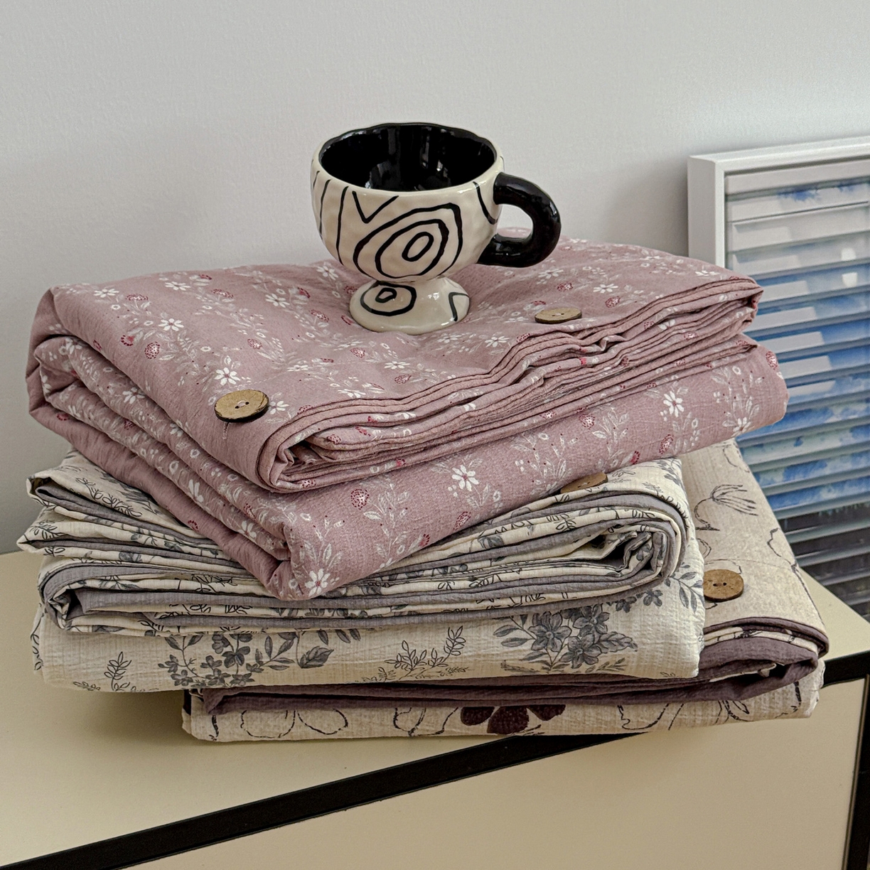 91家纺网 家纺一手货源 找家纺 水墨江南 2025新款原麻复古印花纽扣款四件套 叶影