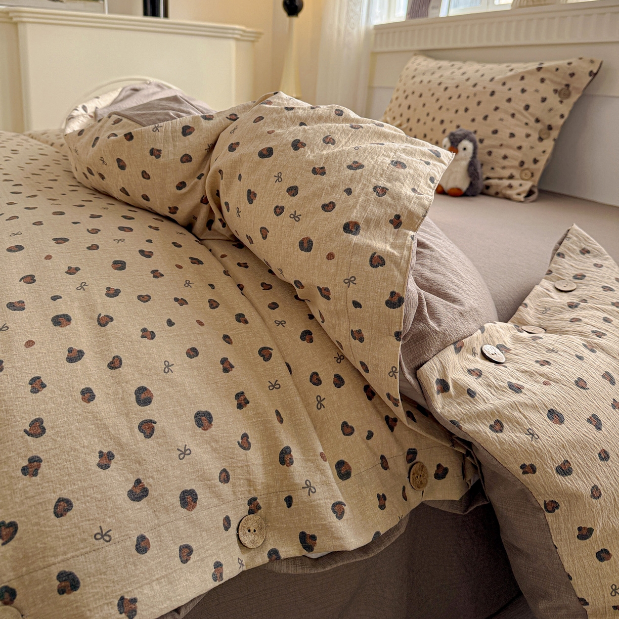 91家纺网 家纺一手货源 找家纺 水墨江南 2025新款原麻复古印花纽扣款四件套 可颂