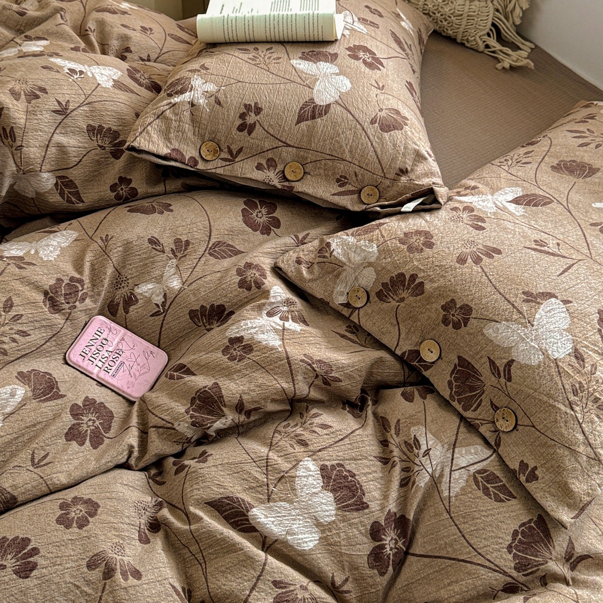 91家纺网 家纺一手货源 找家纺 水墨江南 2025新款原麻复古印花纽扣款四件套 蝶恋