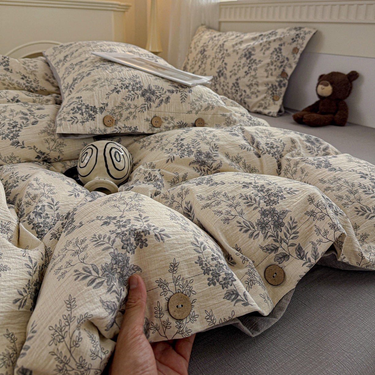 91家纺网 家纺一手货源 找家纺 水墨江南 2025新款原麻复古印花纽扣款四件套 盛夏