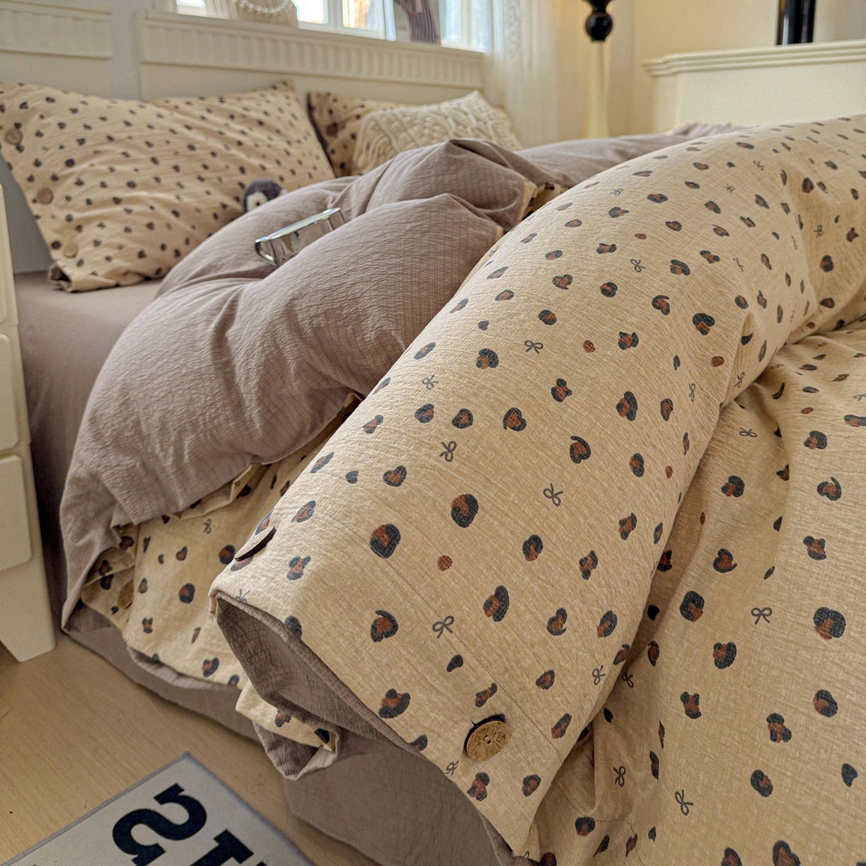 91家纺网 家纺一手货源 找家纺 水墨江南 2025新款原麻复古印花纽扣款四件套 可颂