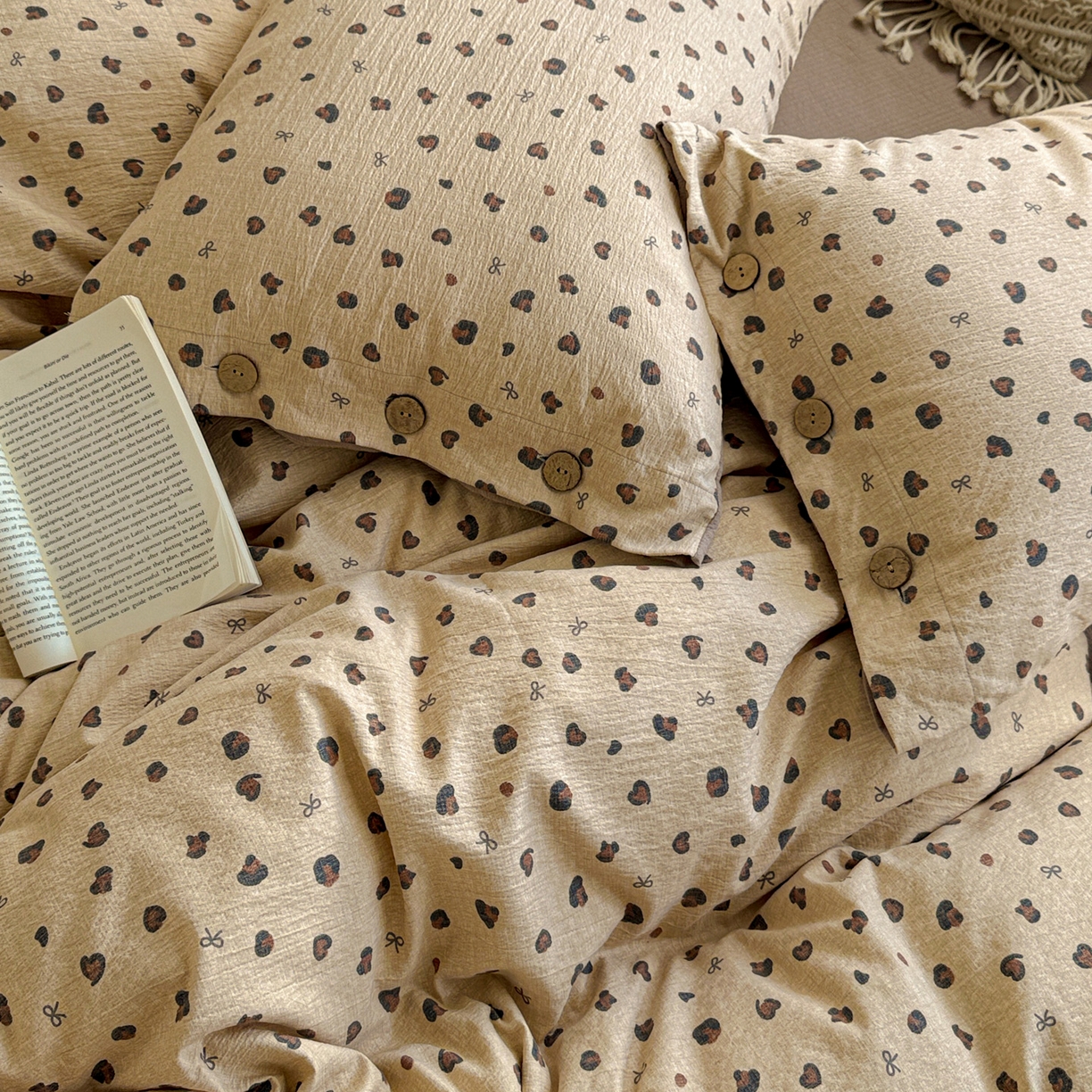 91家纺网 家纺一手货源 找家纺 水墨江南 2025新款原麻复古印花纽扣款四件套 可颂