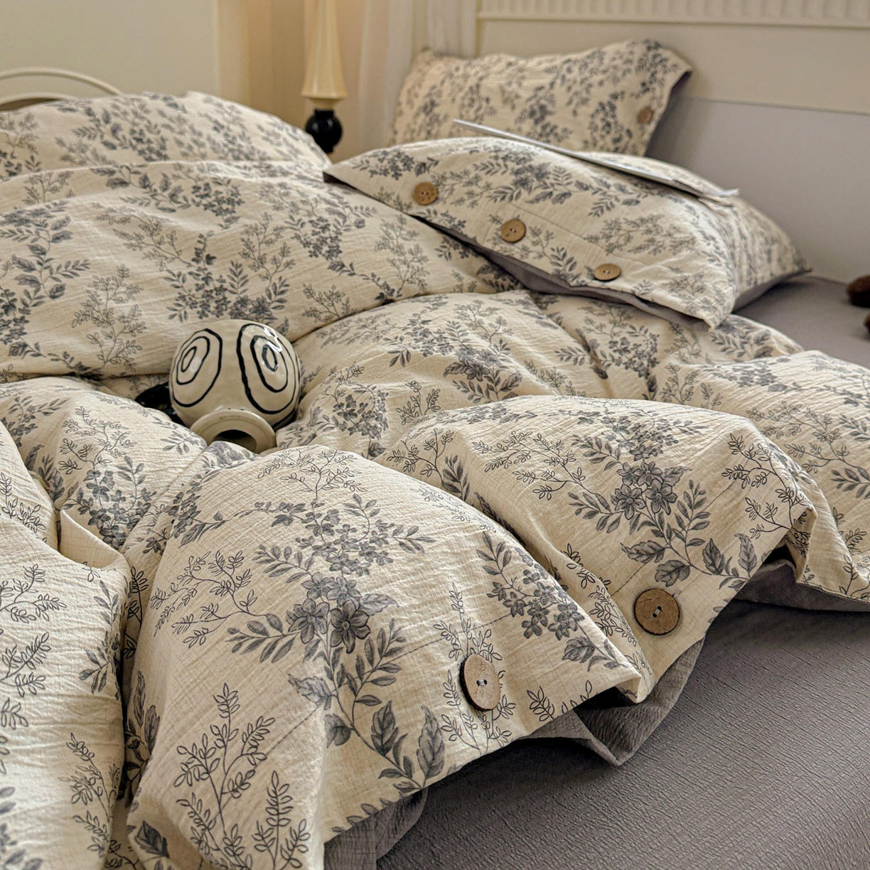 91家纺网 家纺一手货源 找家纺 水墨江南 2025新款原麻复古印花纽扣款四件套 盛夏