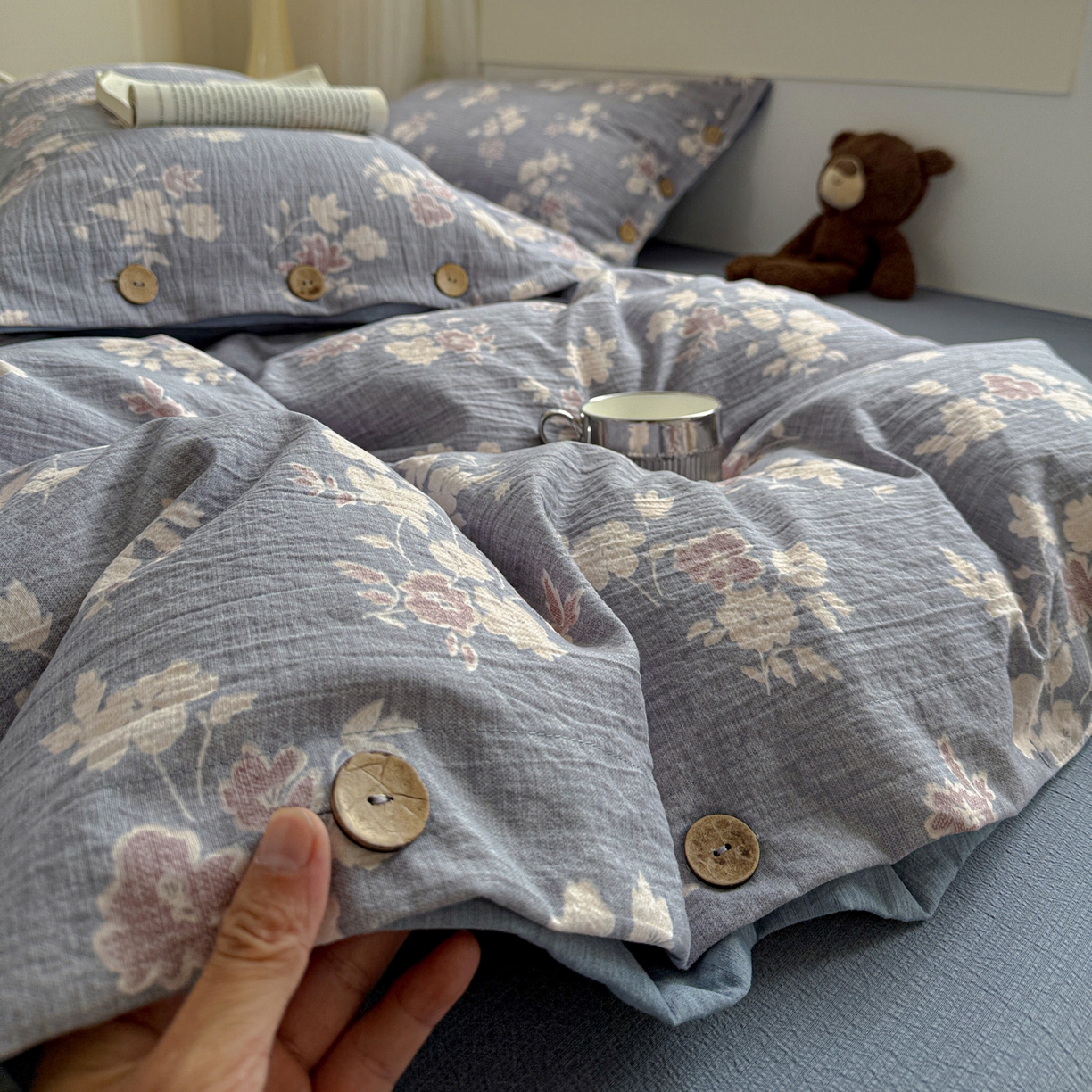 91家纺网 家纺一手货源 找家纺 水墨江南 2025新款原麻复古印花纽扣款四件套 芬芳