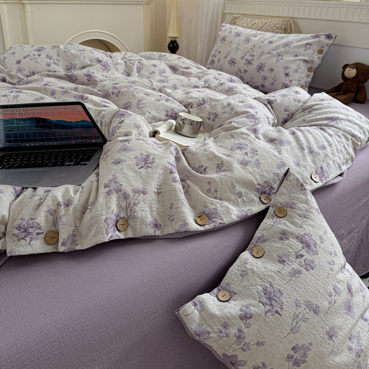 91家纺网 家纺一手货源 找家纺 水墨江南 2025新款原麻复古印花纽扣款四件套 紫藤