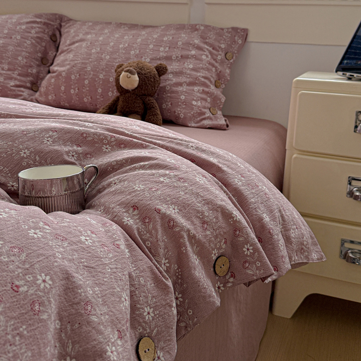 91家纺网 家纺一手货源 找家纺 水墨江南 2025新款原麻复古印花纽扣款四件套 一抹香-豆沙