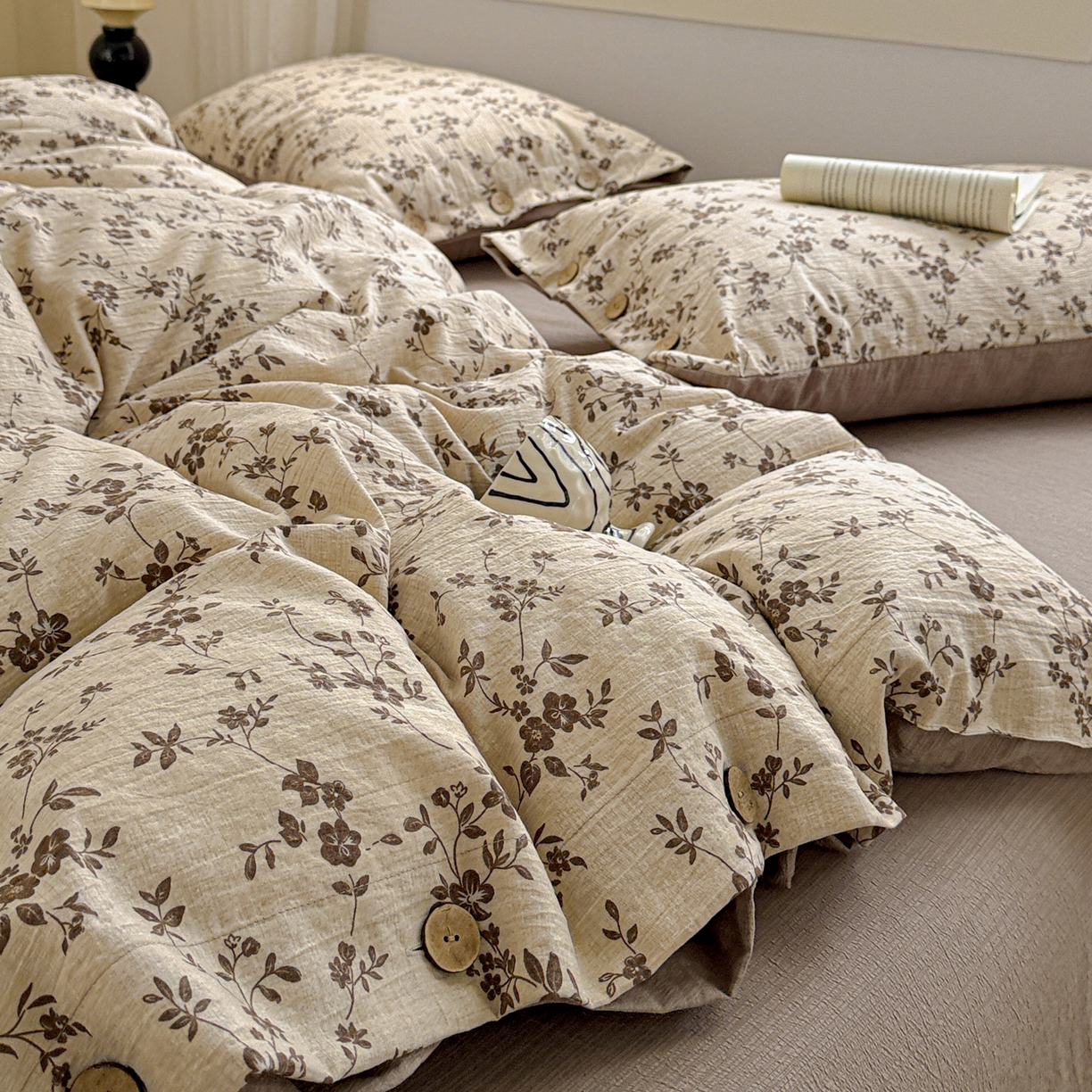 91家纺网 家纺一手货源 找家纺 水墨江南 2025新款原麻复古印花纽扣款四件套 暗香