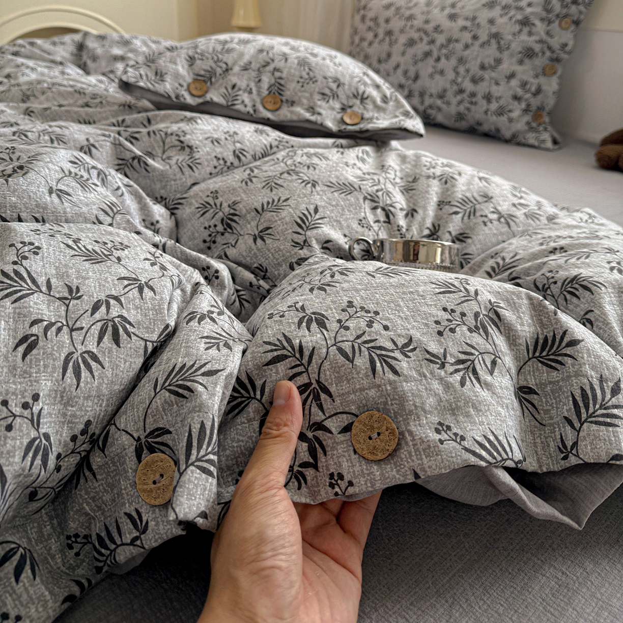 91家纺网 家纺一手货源 找家纺 水墨江南 2025新款原麻复古印花纽扣款四件套 竹韵