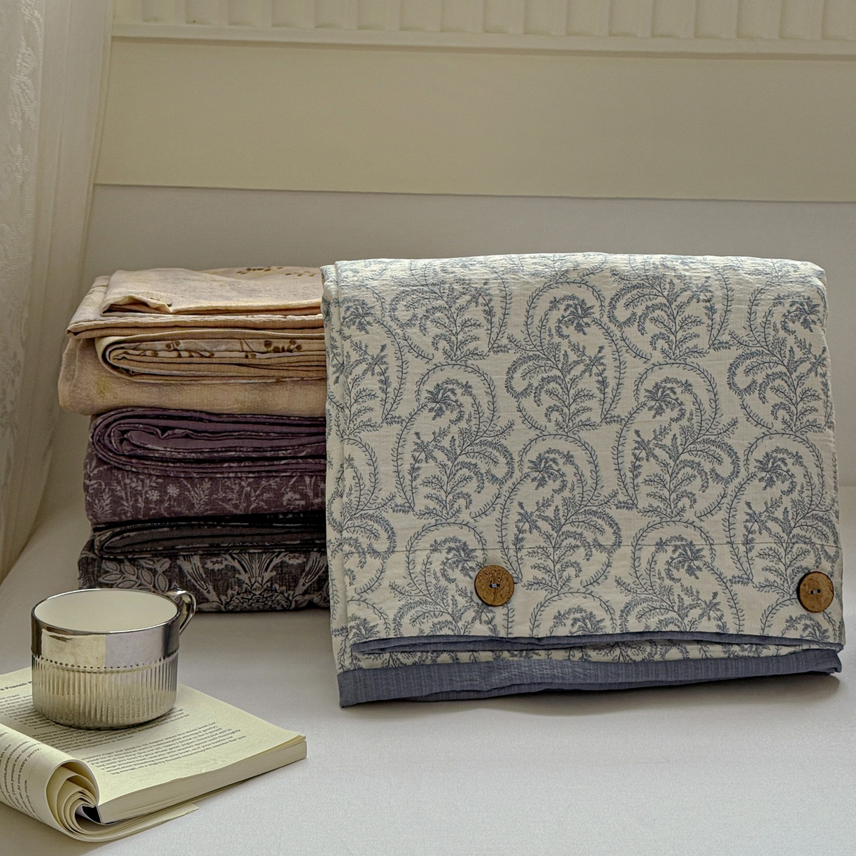 91家纺网 家纺一手货源 找家纺 水墨江南 2025新款原麻复古印花纽扣款四件套 锦簇-咖