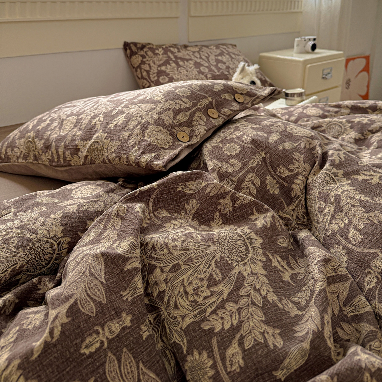 91家纺网 家纺一手货源 找家纺 水墨江南 2025新款原麻复古印花纽扣款四件套 锦簇-咖