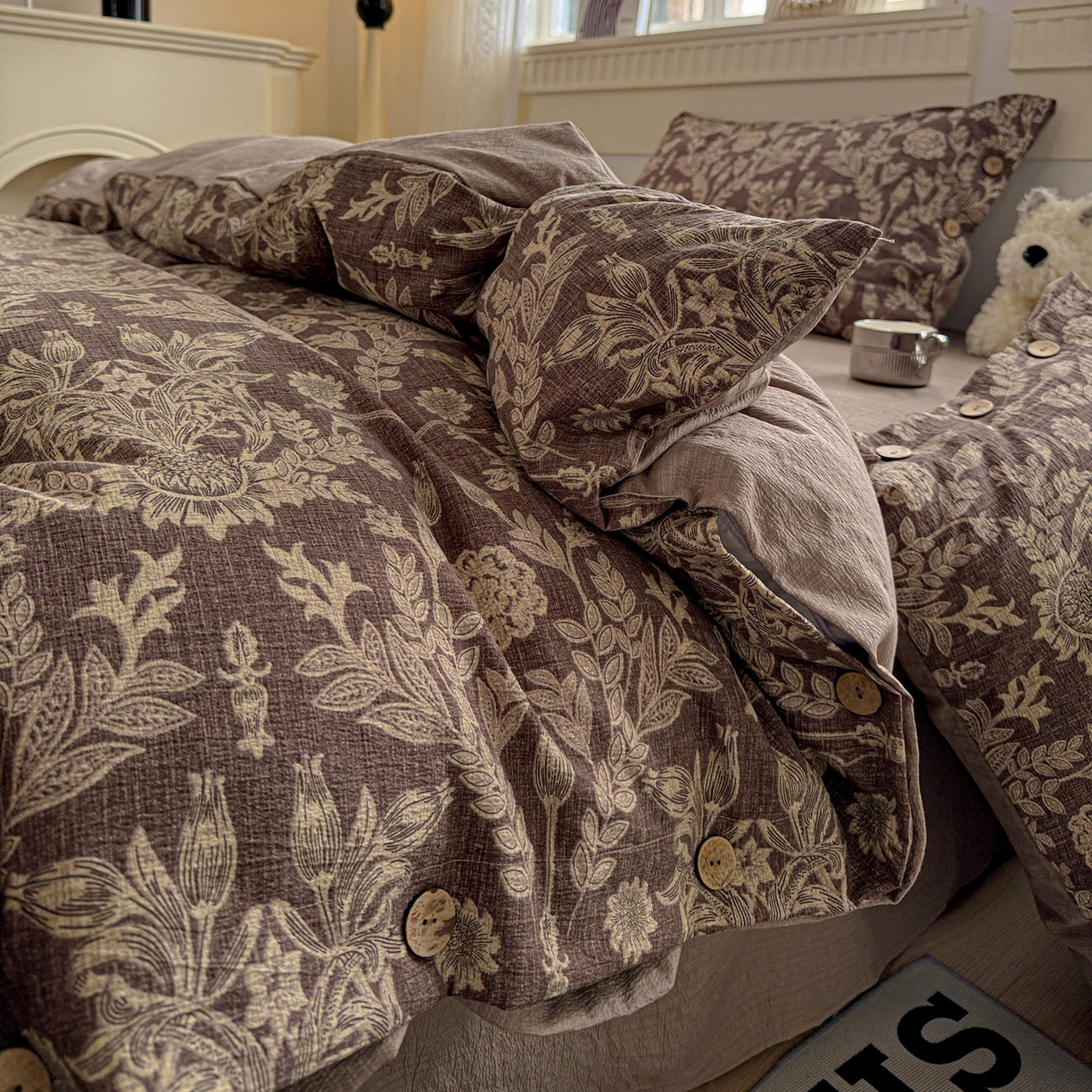 91家纺网 家纺一手货源 找家纺 水墨江南 2025新款原麻复古印花纽扣款四件套 锦簇-咖