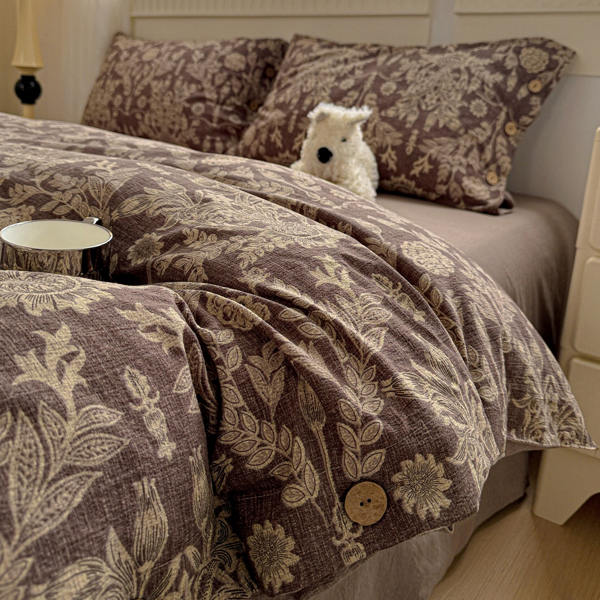 91家纺网 家纺一手货源 找家纺 水墨江南 2025新款原麻复古印花纽扣款四件套 锦簇-咖