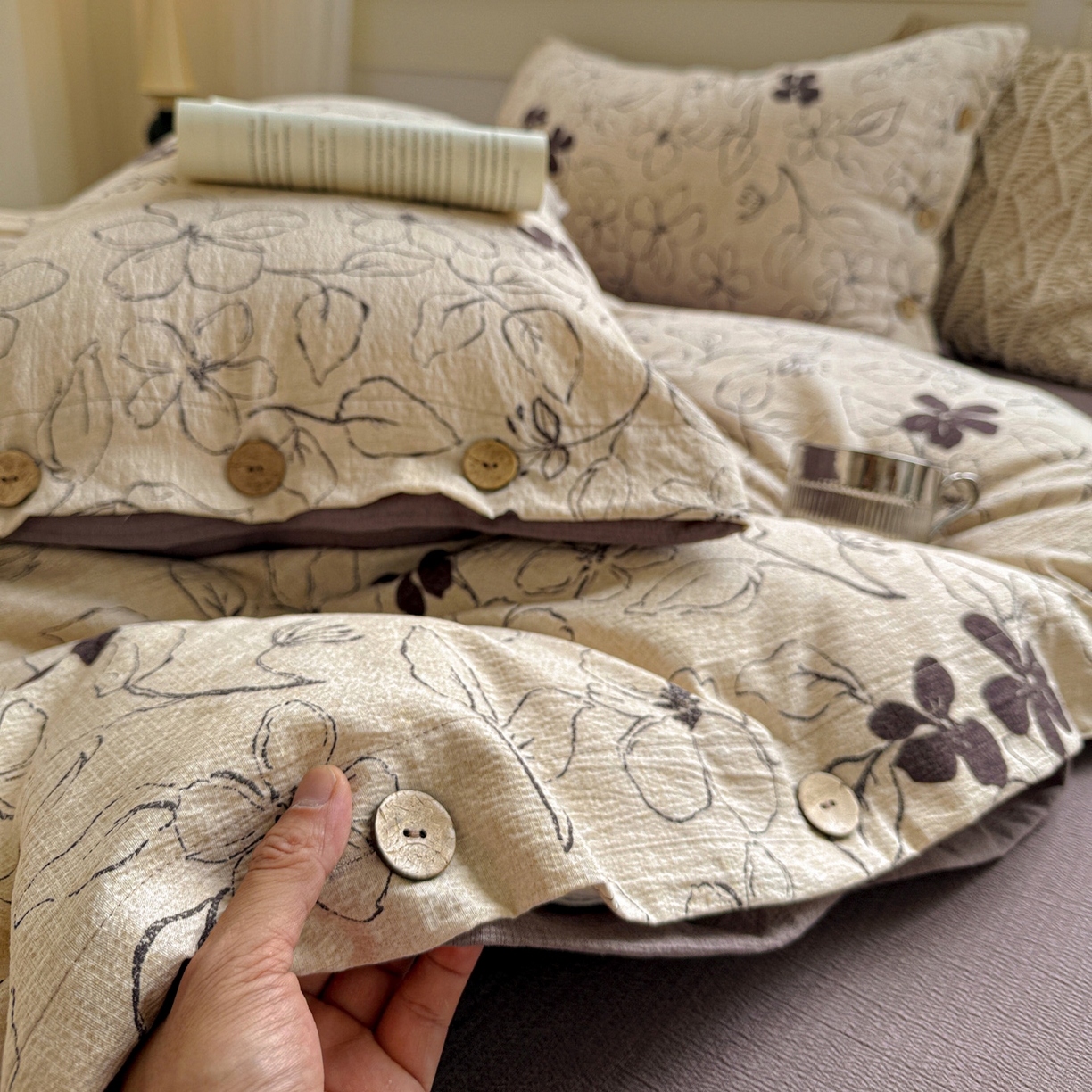 91家纺网 家纺一手货源 找家纺 水墨江南 2025新款原麻复古印花纽扣款四件套 绽放