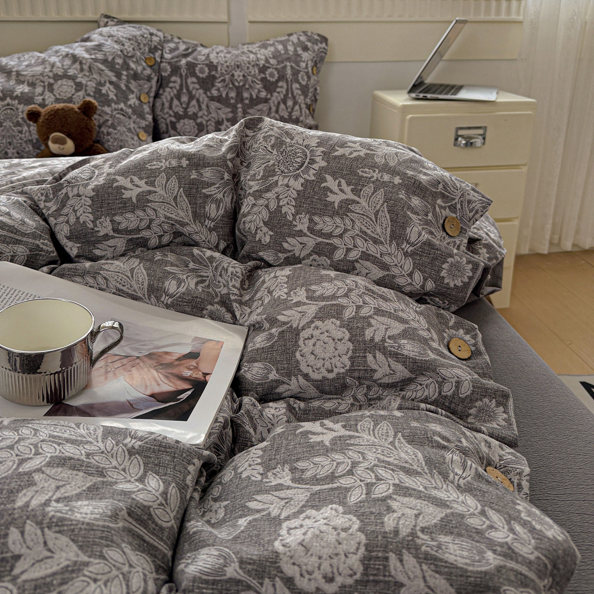 91家纺网 家纺一手货源 找家纺 水墨江南 2025新款原麻复古印花纽扣款四件套 锦簇-灰