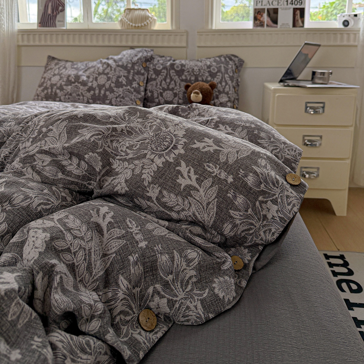 91家纺网 家纺一手货源 找家纺 水墨江南 2025新款原麻复古印花纽扣款四件套 锦簇-灰