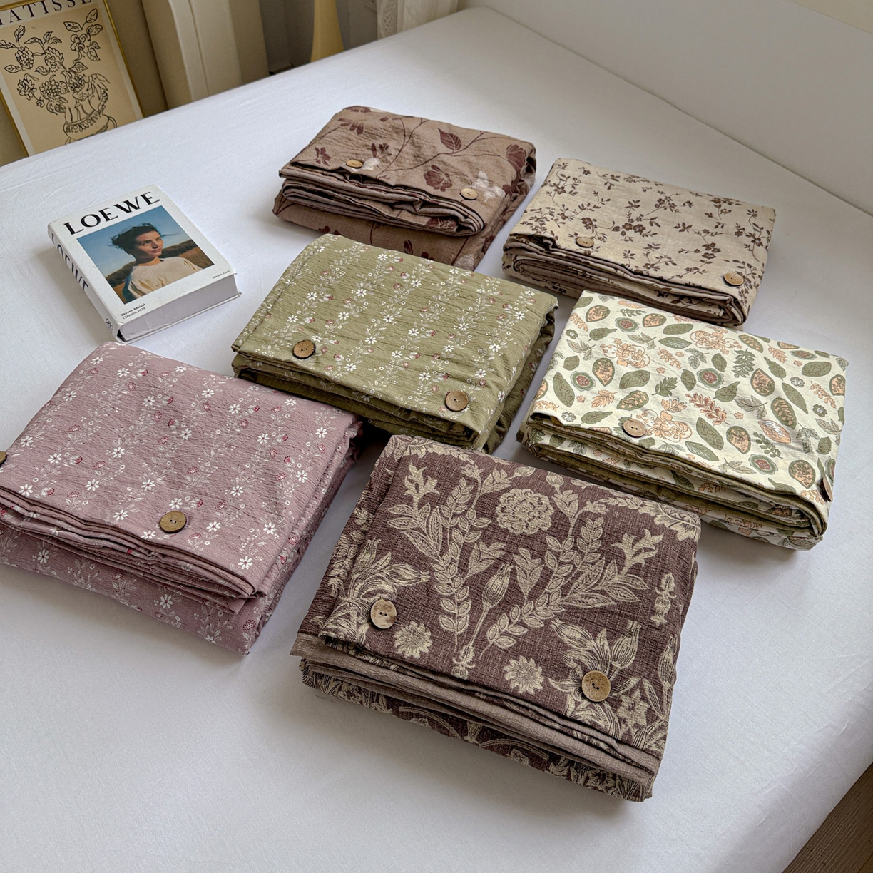 91家纺网 家纺一手货源 找家纺 水墨江南 2025新款原麻复古印花纽扣款四件套 花影