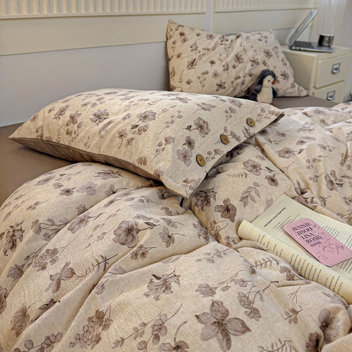 91家纺网 家纺一手货源 找家纺 水墨江南 2025新款原麻复古印花纽扣款四件套 花影