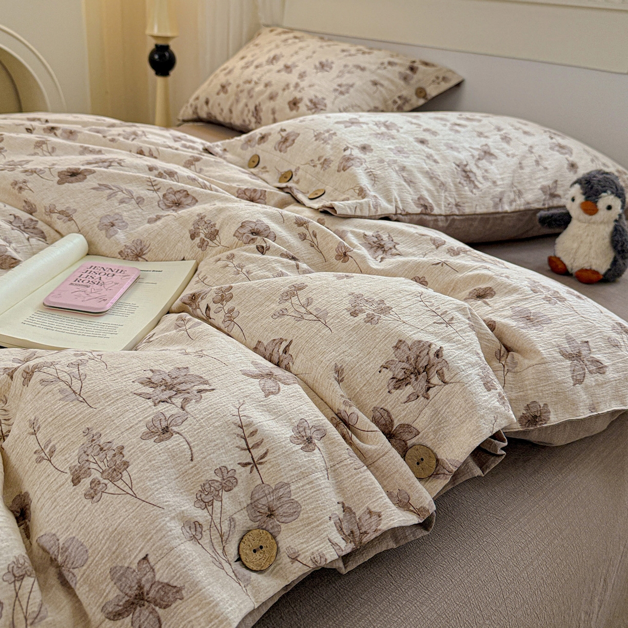 91家纺网 家纺一手货源 找家纺 水墨江南 2025新款原麻复古印花纽扣款四件套 花影