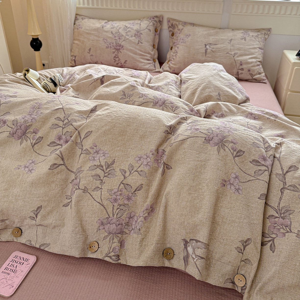 91家纺网 家纺一手货源 找家纺 水墨江南 2025新款原麻复古印花纽扣款四件套 凤求凰